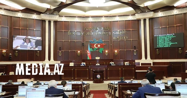 Парламент Азербайджана утвердил трехкратные выплаты призванным на службу госслужащим