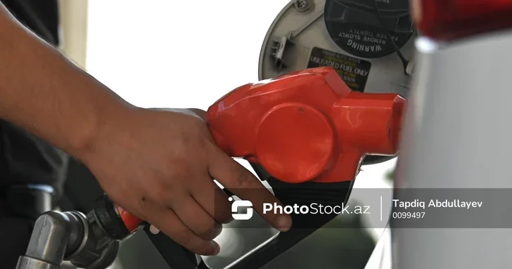 В Азербайджане цена на бензин повысилась на 5 гяпиков