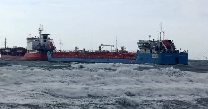 Танкеры под флагами Турции и Азербайджана подали сигналы бедствия у берегов Стамбула