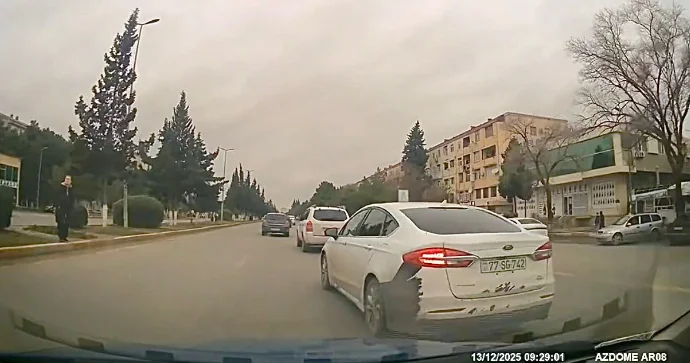 Dönmə işığını yandırıb kefi istəyəndə zolaq dəyişən sürücü 77 SG 742 VİDEO