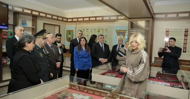 Müğənniyə hesabat verən icra başçısı... Bu, dövlət ərkanı və atributlarına hörmətsizlik deyilmi?! (VİDEO, FOTOLAR)