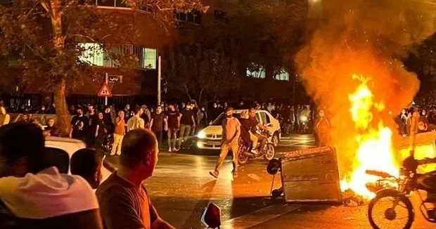 TƏCİLİ: Həmədanda hərbi vəziyyət elan edildi İnsanlara atəş açılır