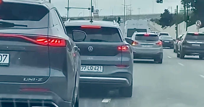 Bu küçədə bir neçə sürücünün səhvi hərəkəti dəqiqələrlə kilidlədi VİDEO