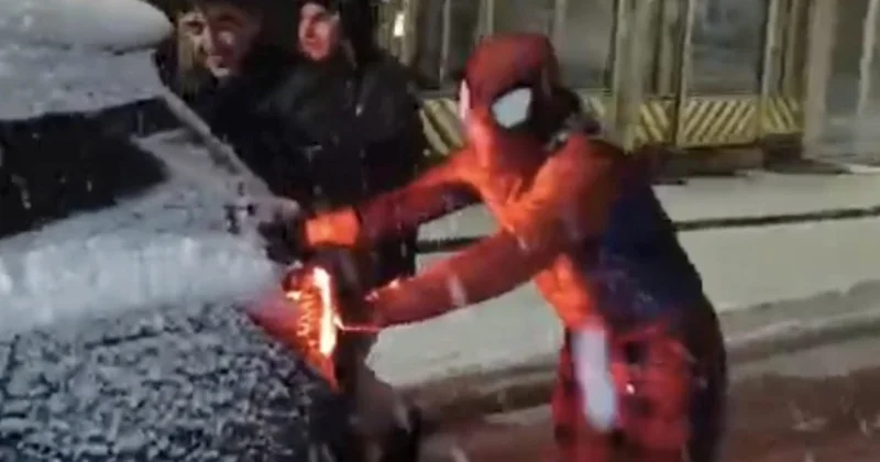 “Hörümçək adam” yolda qalanlara belə kömək etdi Video