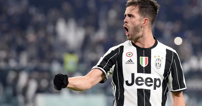 Məşhur futbolçu karyerasına son verdi