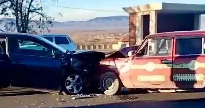 Şəkidə “Toyota” və “VAZ” toqquşdu, 1 nəfər xəsarət aldı VİDEO