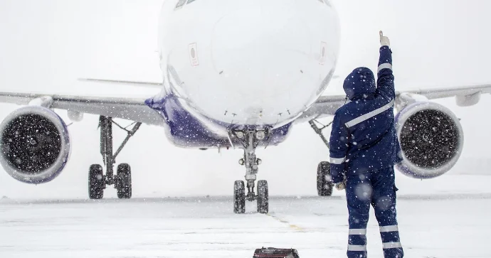 Kəskin hava şəraiti səbəbindən təxirə salınan uçuşların sayı 10 mini keçdi