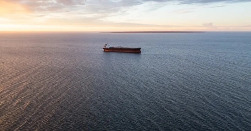 На преследуемом США танкере появился российский флаг