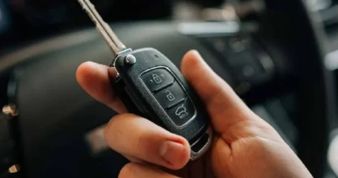 Maşının açarını içəridə unutmusuzsa, bu üsuldan istifadə daha təhlükəsizdir TÖVSİYƏ