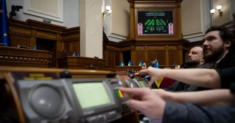 В Украине депутатов от правящей партии подозревают во взятках за голосования в Раде