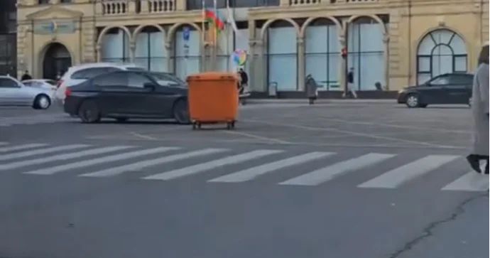 Zibil yeşiyi şəhər küçələrində hərəkət edir; qurumlardan reaksiya yoxdur VİDEO