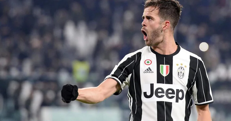 Məşhur futbolçu karyerasını yekunlaşdırdı