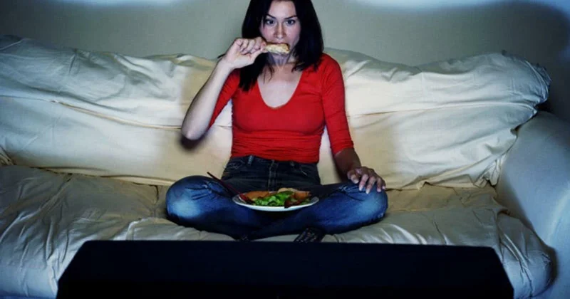 Alimlər yemək yeyərkən televizora baxmağın zərərlərini aşkarlayıblar