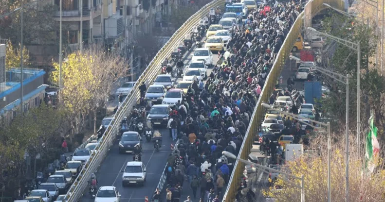 Tramp hədələyir, etirazlar alovlanır: İranı nə gözləyir?