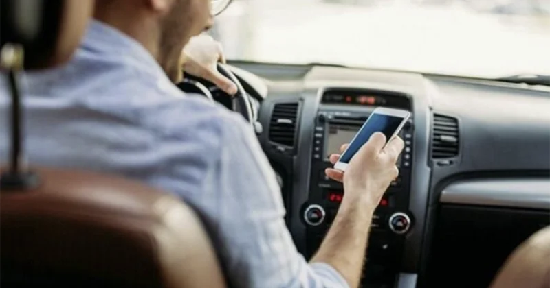 Sükan arxasında diqqəti yayındıran amillərdən uzaq durun!