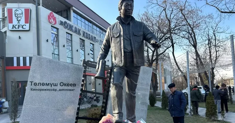 В Бишкеке открыли памятник Толомушу Окееву