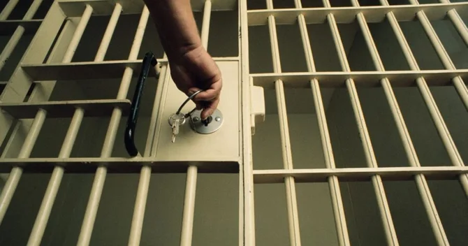 Cəzaçəkmə müəssisələrinə xəbərdarlıq etmədən daxil ola bilən şəxslərin siyahısında dəyişiklik edilib