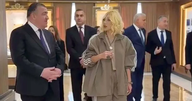 Vətəndaşı maskada, müğənnini Maybach da qarşılayan icra başçısı (REPLİKA)