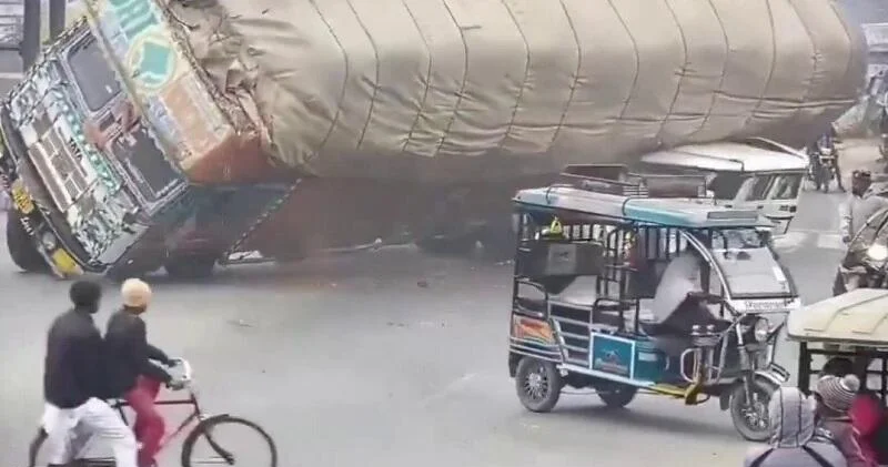 Hindistanda dəhşətli yol nəqliyyat hadisəsi VİDEO