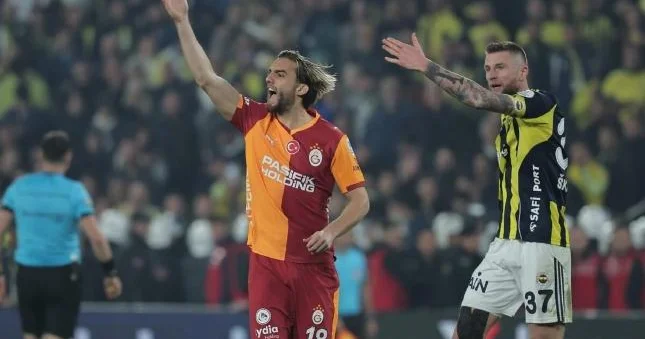 Qalatasaray futbolçusu ilə sağollaşır