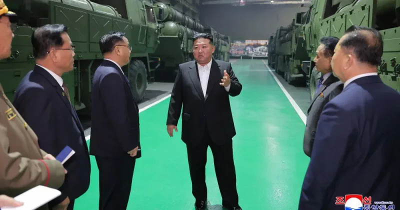 Ким Чен Ын посетил ключевое оборонное предприятие КНДР ФОТО
