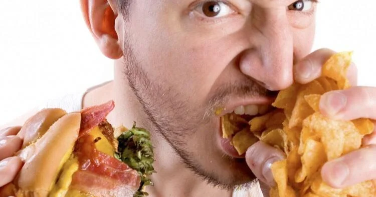 30 yaşdan sonra bunları qətiyyən yeməyin SİYAHI