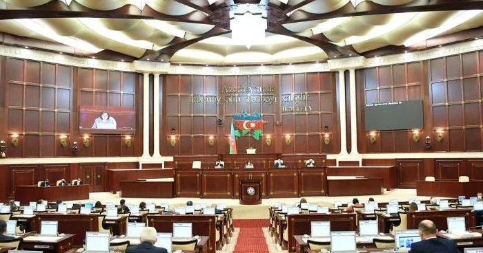 Milli Məclisdə ilin son iclası başladı Hansı məsələlər müzakirə olunur?