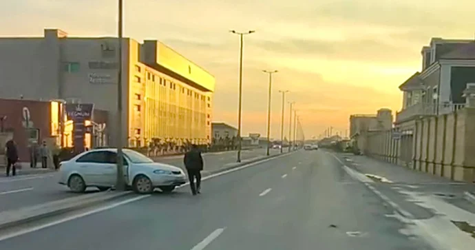Sumqayıtda qəribə qəza: “Daewoo” ayırıcı betona çıxdı VİDEO