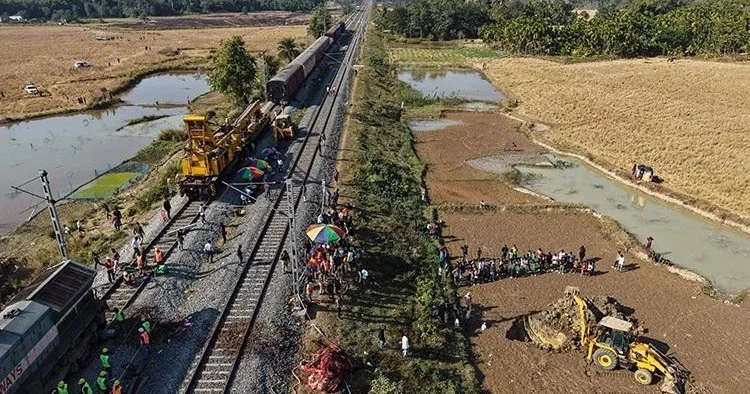Hindistanda sərnişin qatarında yanğın olub