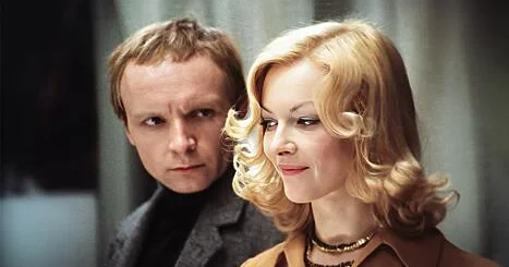 Psixoloq Sovet filmləri və Sovet üslubunda yolka ağacları trendini izah etdi...