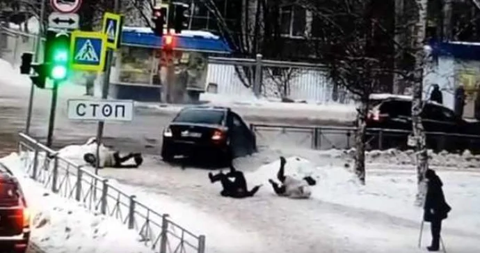 Qırmızıdan keçən “Ford” “Land Cruiser”lə toqquşub piyadaları vurdu; 3 piyada xəsarət aldı VİDEO