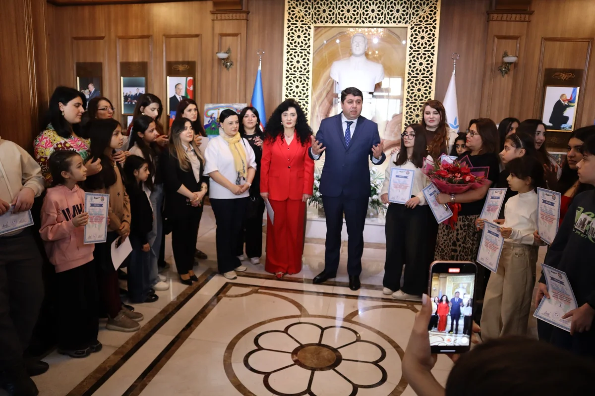 YAP Yasamal rayon təşkilatında “Gəncliyimiz işıqlı gələcəyimizdir” adlı rəsm sərgisi keçirilib