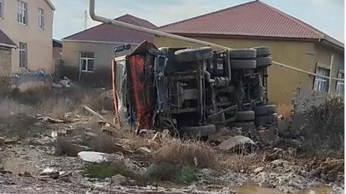 Qobuda idarəetməni itirən sürücü “KamAZ”ı aşırdı VİDEO