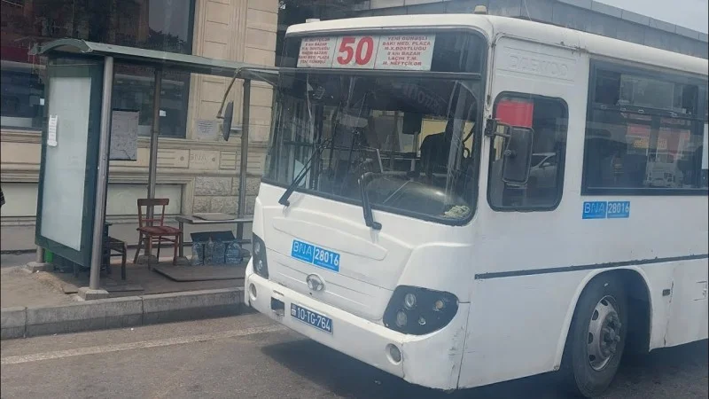 50 nömrəli avtobuslar ötüşəndə qəza törətdi...