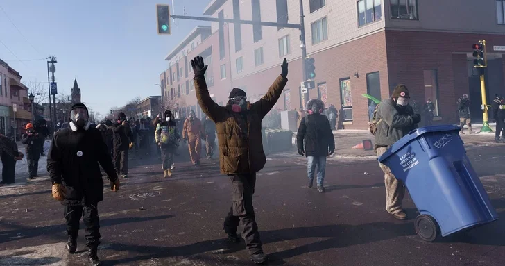 Cотни тысяч людей вышли против жестокости иммиграционной службы в США