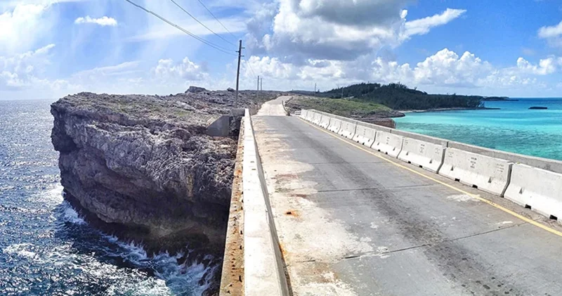 Bir tərəfi tünd göy, digəri firuzəyi: İki dənizi ayıran dünyanın ən qeyri adi körpüsü