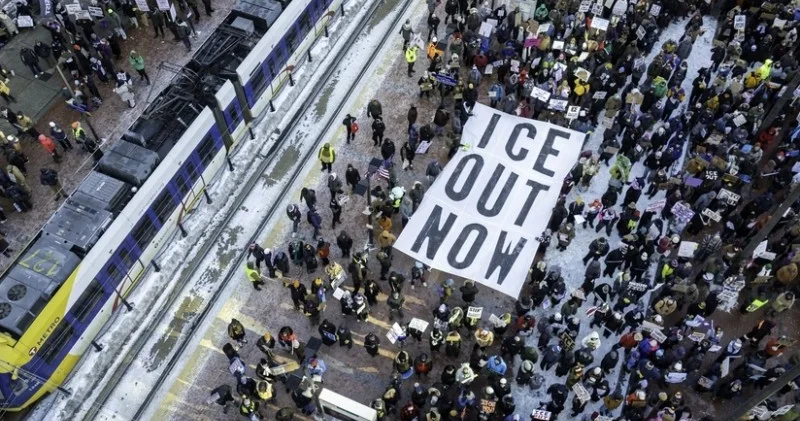 KİV: ABŞ də minlərlə nümayişçi miqrasiya xidmətinə qarşı çıxıb