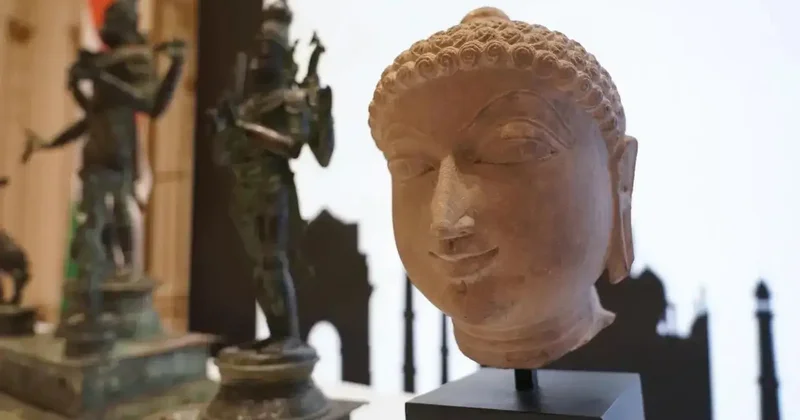 Arxiv fotoları cinayətin üstünü açdı: 70 il əvvəl Hindistan məbədindən oğurlanmış heykəllər geri qaytarıldı