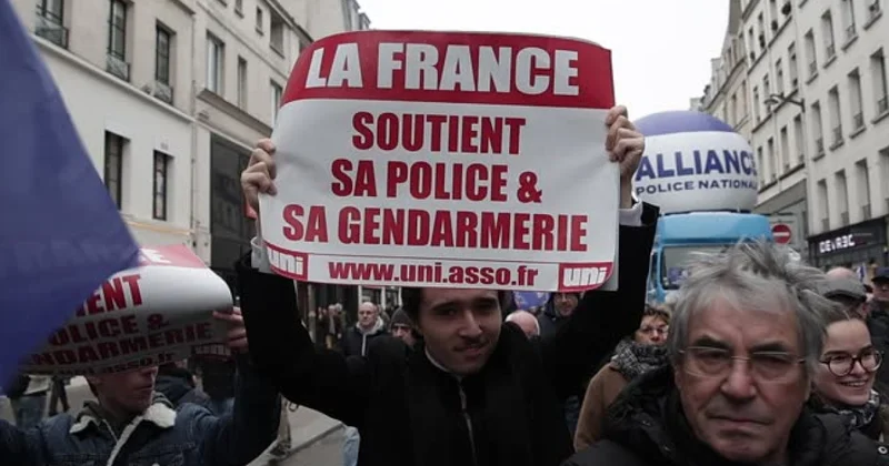 Полицейские устали терпеть беззаконие и вышли на улицы