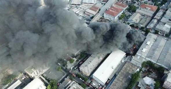 İstanbulda 4 mərtəbəli fabrikdə güclü yanğın Video