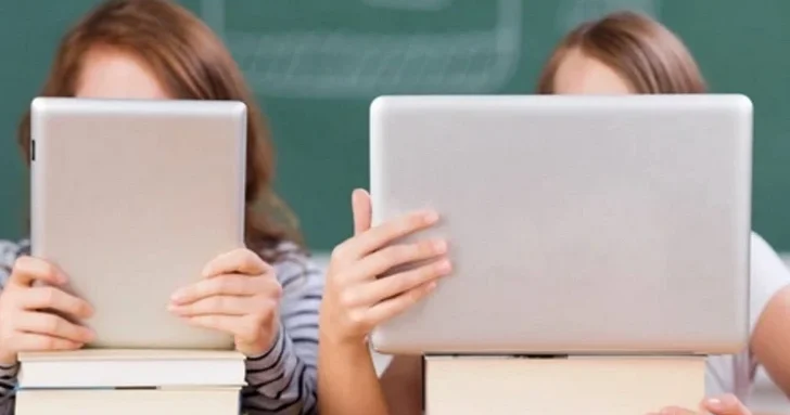 Бумажные или цифровые: в Азербайджане продолжается дискуссия о формате учебников