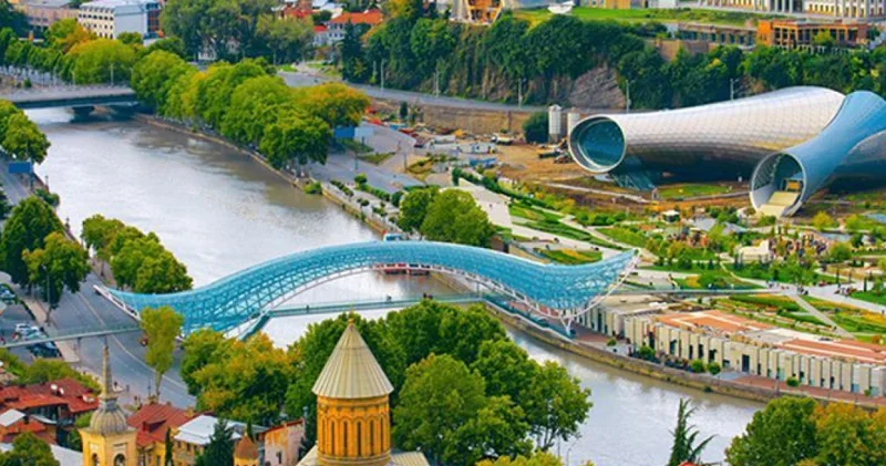 Gürcüstan biznesi siyasi proseslərdən ayırır TƏHLİL