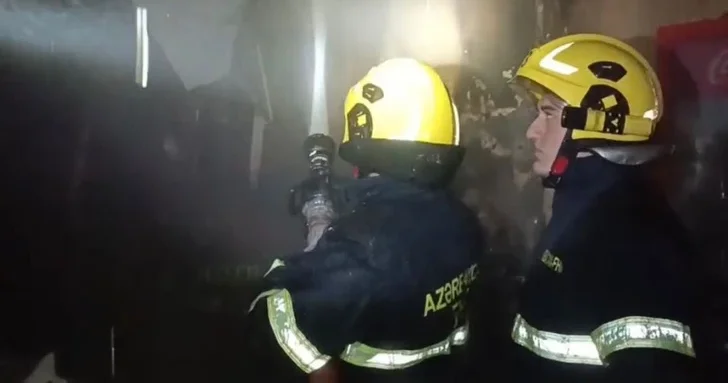 В Баку произошел пожар в ресторане