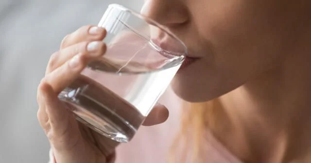 Su içməklə bağlı yanlış bilinənlər Mütəxəssisdən