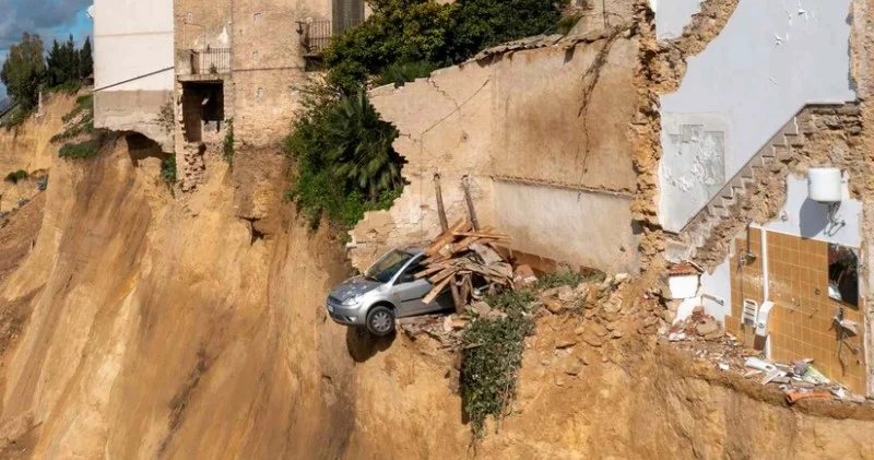 Siciliyada torpaq sürüşməsi yaşayış binasının çökməsinə səbəb olub