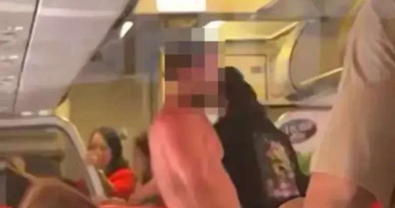 Sərnişin soyunub təyyarədən tullanmağa cəhd etdi