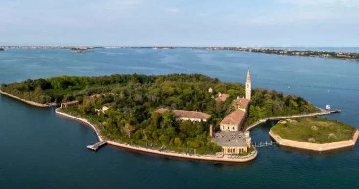 Bu adaya ayaq basan dəli olur