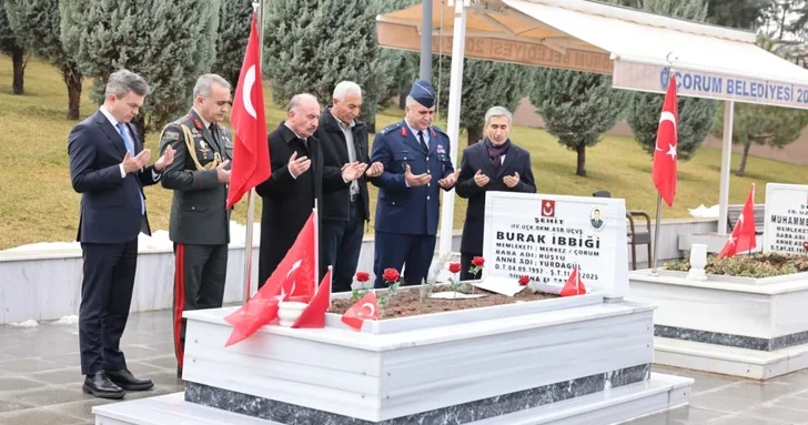 Азербайджанский генерал почтил память турецких военнослужащих, погибших в авиакатастрофе