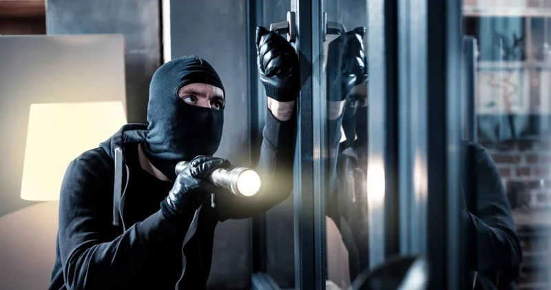 Gözətçi qoruduğu restorandan oğurluq etdi