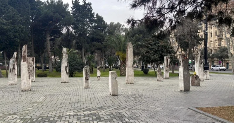 Bulvardakı müəmmalı “sütunlar”ın sirri bu imiş FOTOLAR